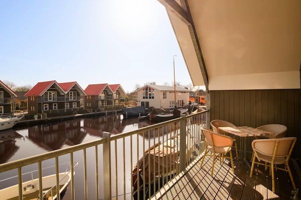 Terras - Vakantiehuis met uitzicht op de jachthaven in Terherne (4)