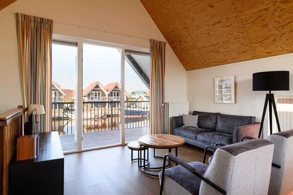 Woonkamer - Vakantiehuis met uitzicht op de jachthaven in Terherne (1)
