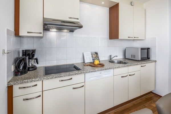 Keuken - Ontspannende villa met privésauna in Bruinisse (4)