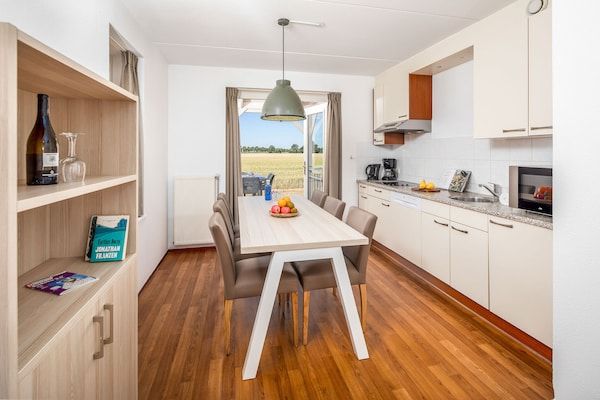 Eetkamer - Ontspannende villa met privésauna in Bruinisse (5)