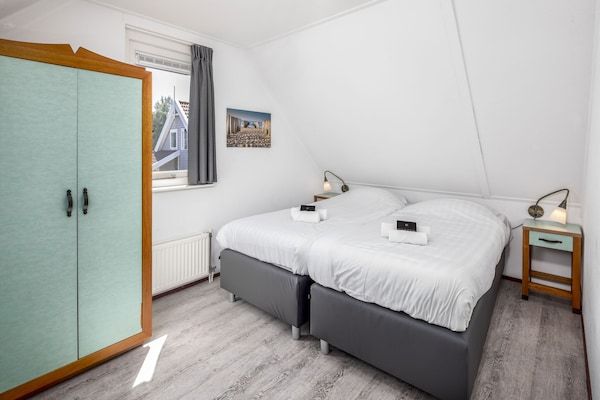 Slaapkamer - Ontspannende villa met privésauna in Bruinisse (3)