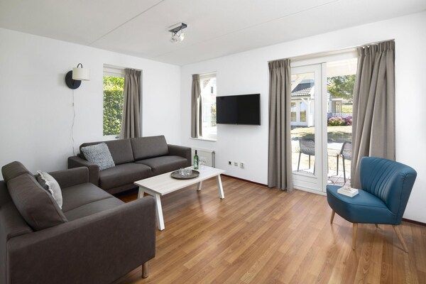 Woonkamer - Ontspannende villa met privésauna in Bruinisse (2)
