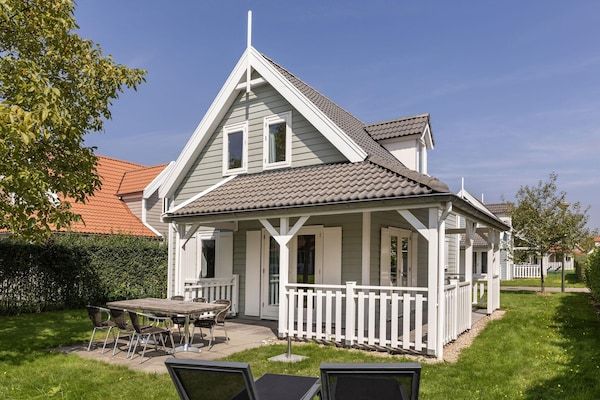 Buitenkant - Ontspannende villa met privésauna in Bruinisse (1)