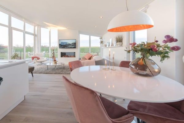 Eetkamer - Verblijf met uitzicht op de dijk en terras in Wemeldinge (4)