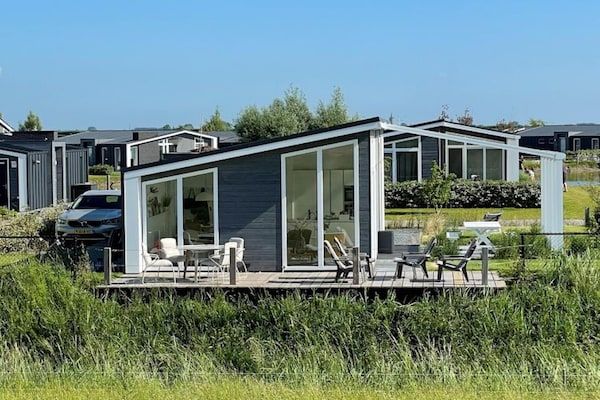 Buitenkant - Verblijf met uitzicht op de dijk en terras in Wemeldinge (1)