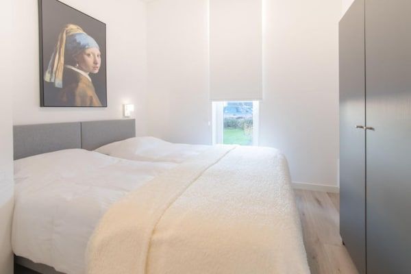 Slaapkamer - Verblijf met uitzicht op de dijk en terras in Wemeldinge (3)