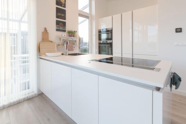 Keuken - Verblijf met uitzicht op de dijk en terras in Wemeldinge (5)