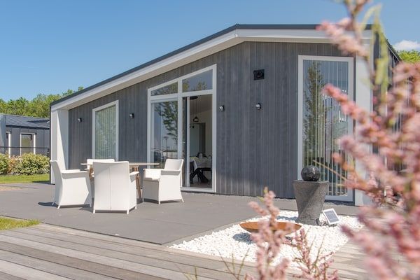 Buitenkant - Vakantiehuis in Zeeland bij stroomtuin in Wemeldinge (1)