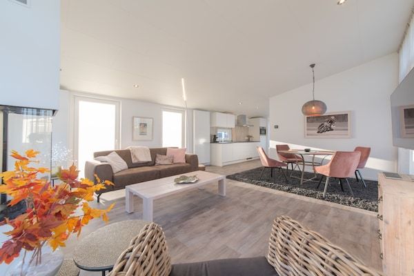 Woonkamer - Gezellige Zeeuwse Uitjeplek in Wemeldinge (2)