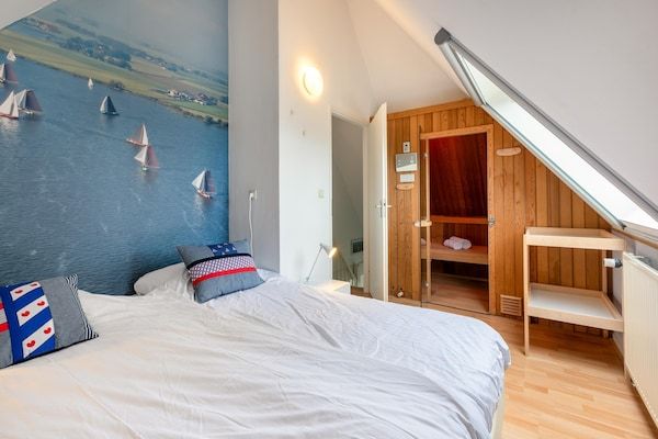 Slaapkamer - Watervilla met buitenspa, aanlegsteiger in Eernewoud (4)