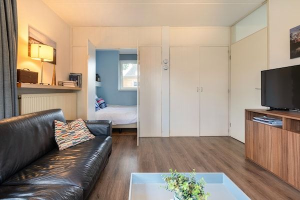 Woonkamer - Watervilla met buitenspa, aanlegsteiger in Eernewoud (5)