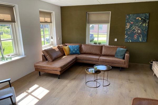 Woonkamer - Wellnessbungalow aan het meer met hot tub in Hollandscheveld (1)