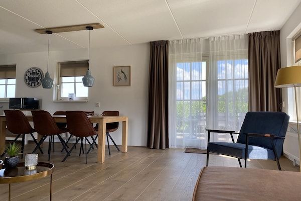 Eetkamer - Wellnessbungalow aan het meer met hot tub in Hollandscheveld (2)