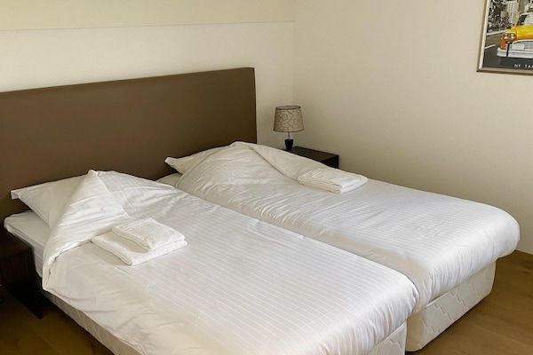 Slaapkamer - Wellnessbungalow aan het meer met hot tub in Hollandscheveld (3)