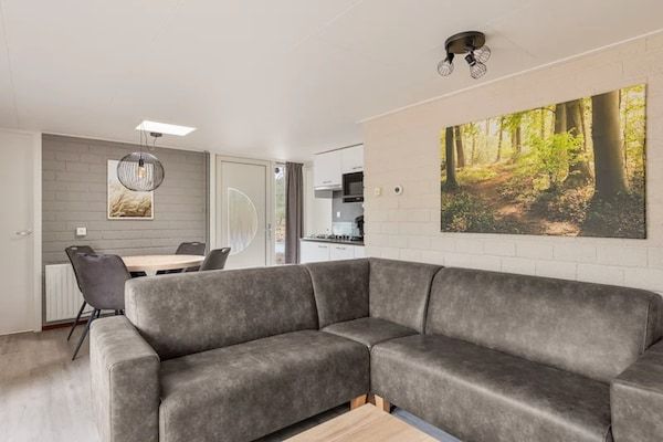 Woonkamer - Rustige bosbungalow voor koppels in Kootwijk (2)