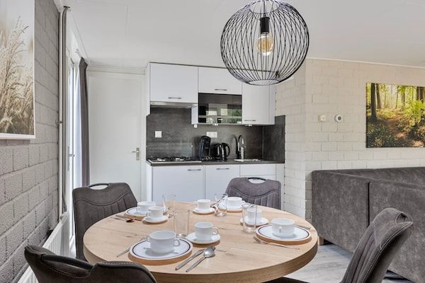 Eetkamer - Rustige bosbungalow voor koppels in Kootwijk (3)
