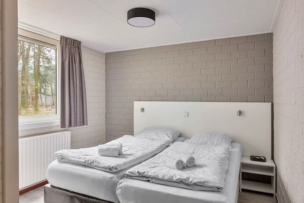 Slaapkamer - Rustige bosbungalow voor koppels in Kootwijk (5)