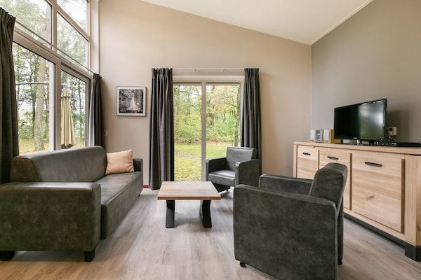 Woonkamer - Gezellige bosbungalow op de Veluwe in Kootwijk (1)