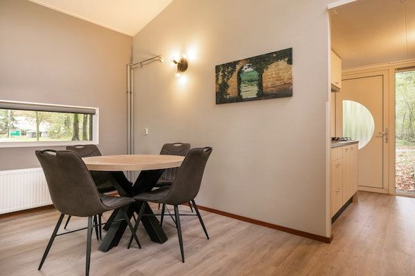 Eetkamer - Gezellige bosbungalow op de Veluwe in Kootwijk (2)