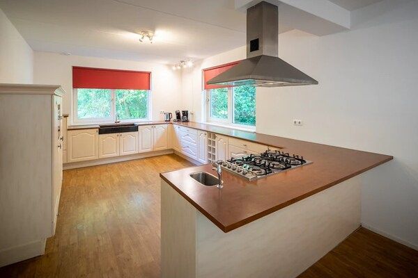 Keuken - Ruime bungalow in het bos met sauna in Kootwijk (4)