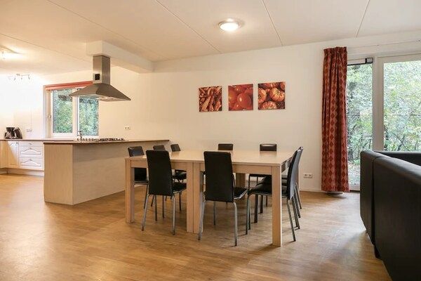 Eetkamer - Ruime bungalow in het bos met sauna in Kootwijk (3)
