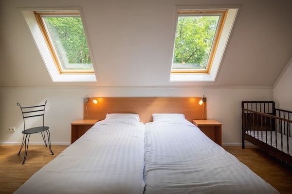 Slaapkamer - Ruime bungalow in het bos met sauna in Kootwijk (5)