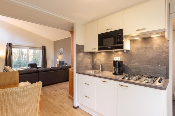 Keuken - Prachtige bungalow aan het Kootwijkerzand. in Kootwijk (4)