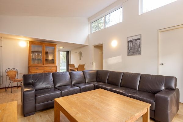 Woonkamer - Prachtige bungalow aan het Kootwijkerzand. in Kootwijk (1)