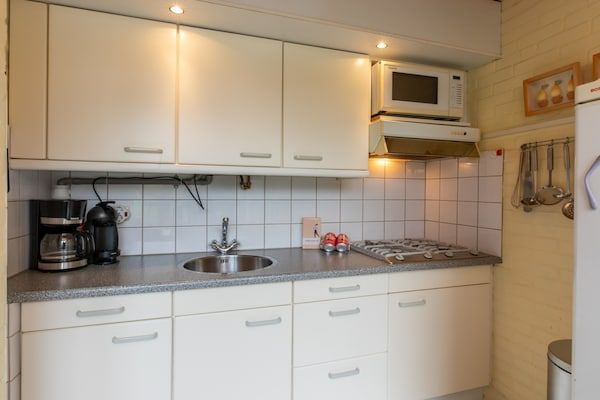 Keuken - Vakantiehuis in De Punt met Zwembad in Burgh-Haamstede (4)
