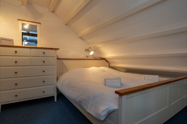 Slaapkamer - Vakantiehuis in De Punt met Zwembad in Burgh-Haamstede (5)