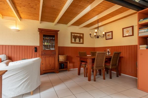 Eetkamer - Vakantiehuis in De Punt met Zwembad in Burgh-Haamstede (3)