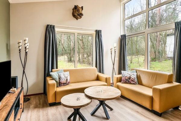 Woonkamer - Gezellige bosbungalow met sauna in Kootwijk (1)