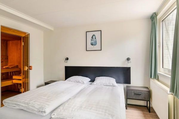 Slaapkamer - Gezellige bosbungalow met sauna in Kootwijk (3)