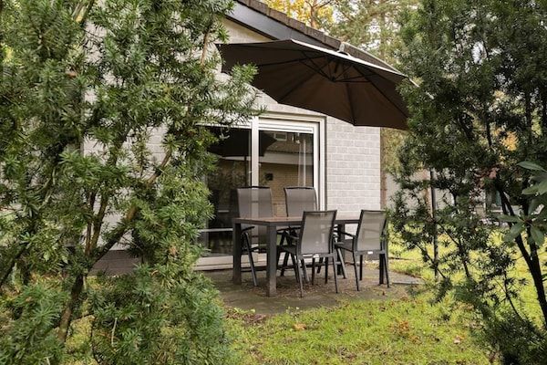 Terras - Gezellige bosbungalow met sauna in Kootwijk (4)