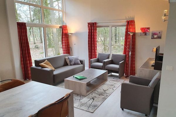 Woonkamer - 6-Persoons Comfort Bungalow met Sauna. in Kootwijk (1)