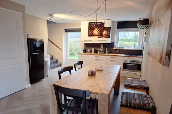 Eetkamer - Vakantiehuis in Grou bij Friese Meren in Grou (3)