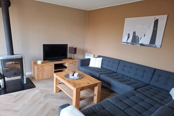Woonkamer - Vakantiehuis in Grou bij Friese Meren in Grou (2)