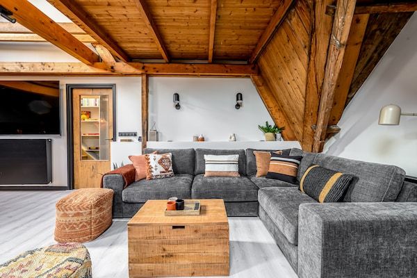 Woonkamer - Prachtige groeps loft met sauna nabij strand zee in Julianadorp (5)