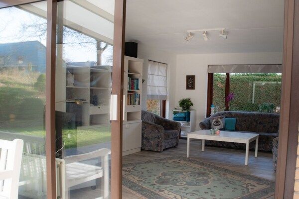 Woonkamer - Huijsmansverhuur de Luxe Doggersbank 13 in Ouddorp (3)