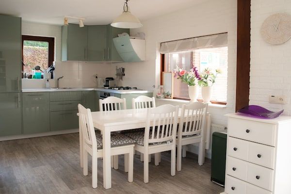 Eetkamer - Huijsmansverhuur de Luxe Doggersbank 13 in Ouddorp (5)