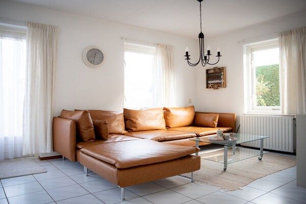 Woonkamer - Huijsmansverhuur Type de Luxe Zuiderdiep 17 in Ouddorp (5)