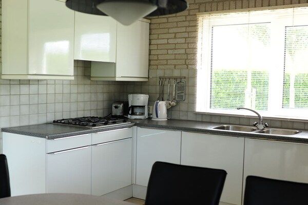 Keuken - Huijsmansverhuur Type B de Luxe Grevelingen 18 in Ouddorp (4)
