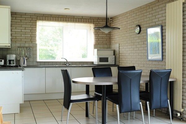 Keuken - Huijsmansverhuur Type B de Luxe Grevelingen 18 in Ouddorp (3)