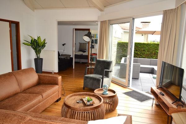 Woonkamer - Fijn huis aan de golfbaan met sauna in Hollum (4)