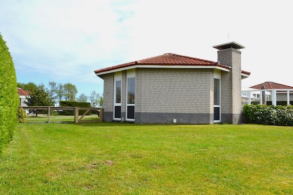 Buitenkant - Fijn huis aan de golfbaan met sauna in Hollum (1)