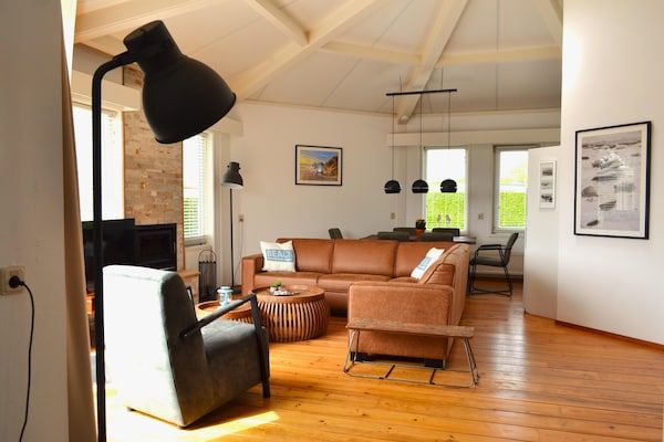 Woonkamer - Fijn huis aan de golfbaan met sauna in Hollum (5)
