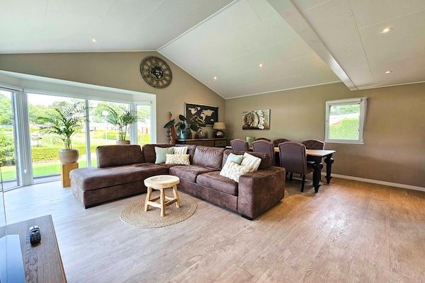 Woonkamer - Bamboe Vakantiehuis op de Veluwe in Voorthuizen (3)
