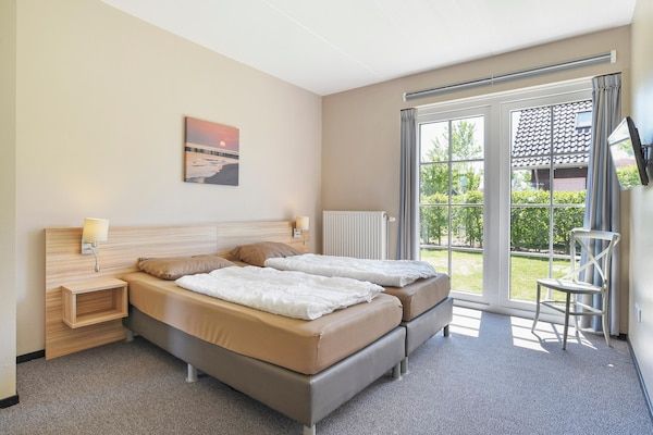 Slaapkamer - Resort Villa Stappen naar Zand in Nieuwvliet (3)