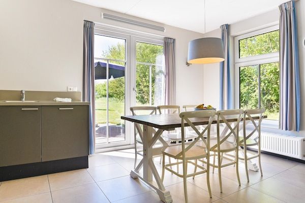 Woonkamer - Luxe uitje Nieuwvliet in Nieuwvliet (5)