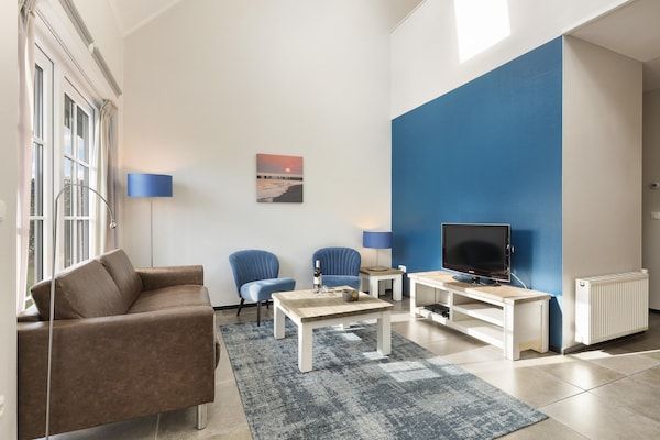 Woonkamer - Luxe uitje Nieuwvliet in Nieuwvliet (2)